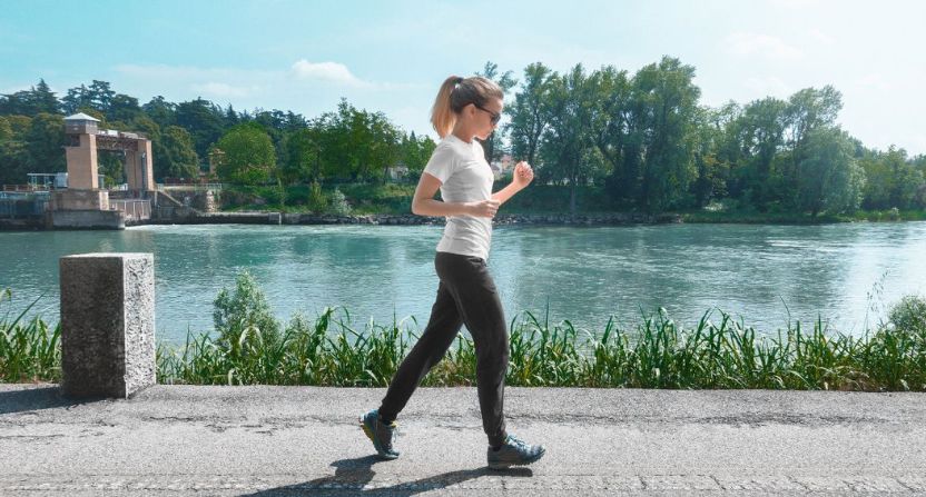 Femme qui fait de la marche rapide